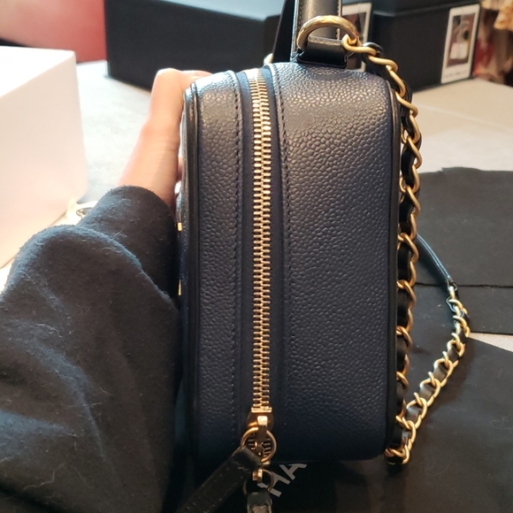 ❗SOLD❗Chanel Two-tone Medium Filigree Vanity Case - Picture 5 of 16